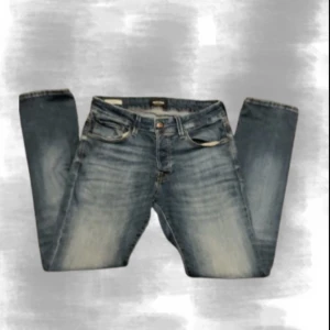 Blå jeansbyxor - Jack and Jones jeans med storlek W32 L30 | Modellen är Slimmy Glenn | finns defekt på vänster bakficka men går att sy ihop utan märken | Mycket bra skicka utom fickan | Skriv om ni har några frågor⭐️