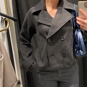 Jacka från Kappahl - Fin vårjacka från Kappahl 🌷endast använd en gång!Storlek XS, passar även S. Ser mer svart ut i vanligt ljus. 