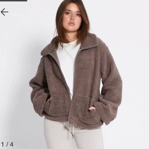 Teddy jacka - prislapp kvar - Säljer min fina teddy jacka som är slutsåld från lager 157. Helt ny med prislapp kvar, säljer eftersom den inte passade mig🤎priset kan diskuteras 