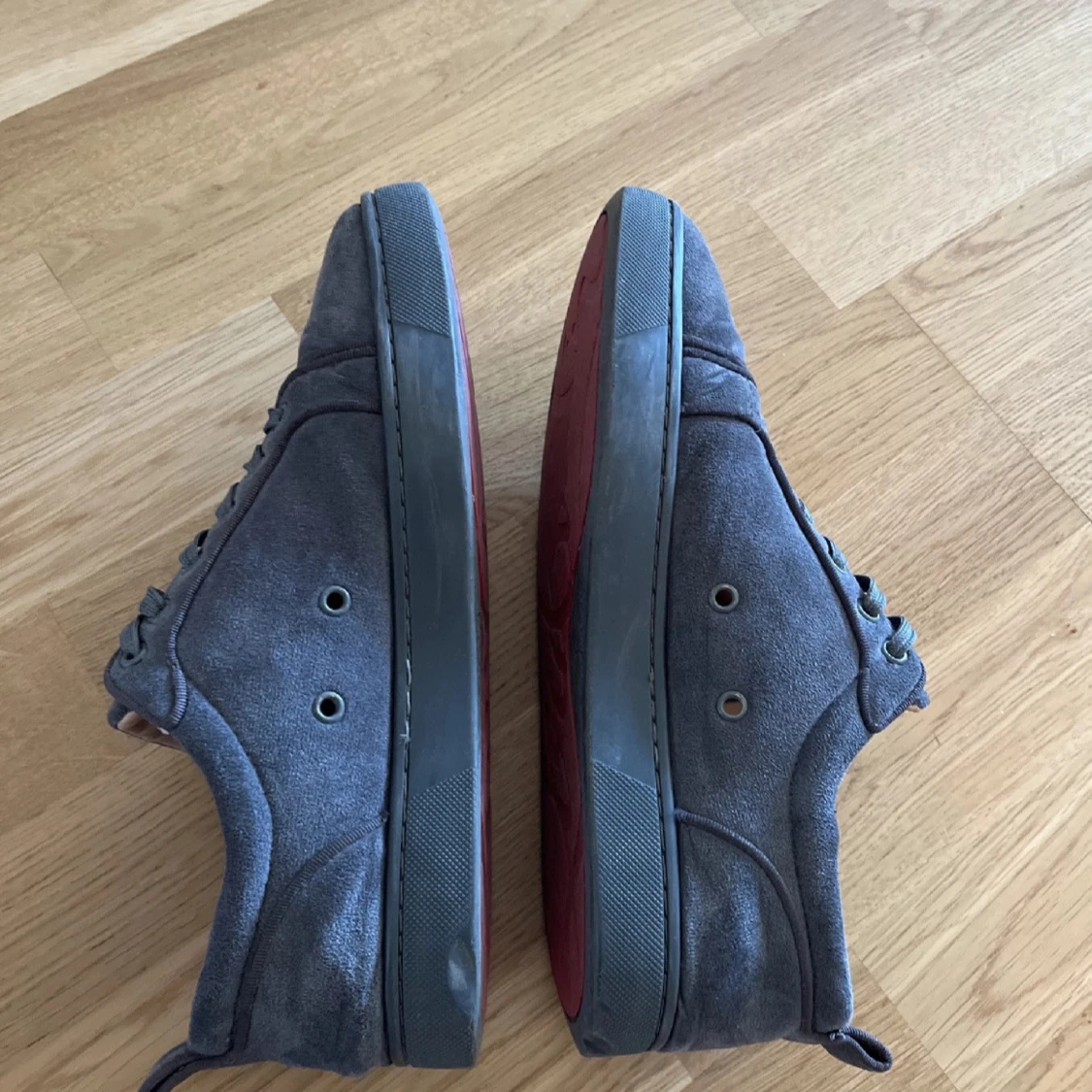 Grå sneakers med röd sula - 2