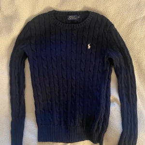 Ralph Lauren tröja - Stickad Ralph Lauren tröja i marinblå. Super fin och skön! Nypris 1715. Kan sänka priset vid snabb affär!