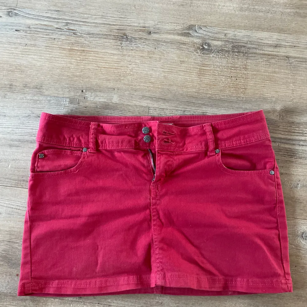Snygg röd jeanskjol från Bershka, storlek 38 men passar även 36. Hameet.