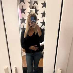 Svart v-ringad tröja - Säljer en stilren svart tröja med v-ringning. Tröjan har långa ärmar och är bekväm