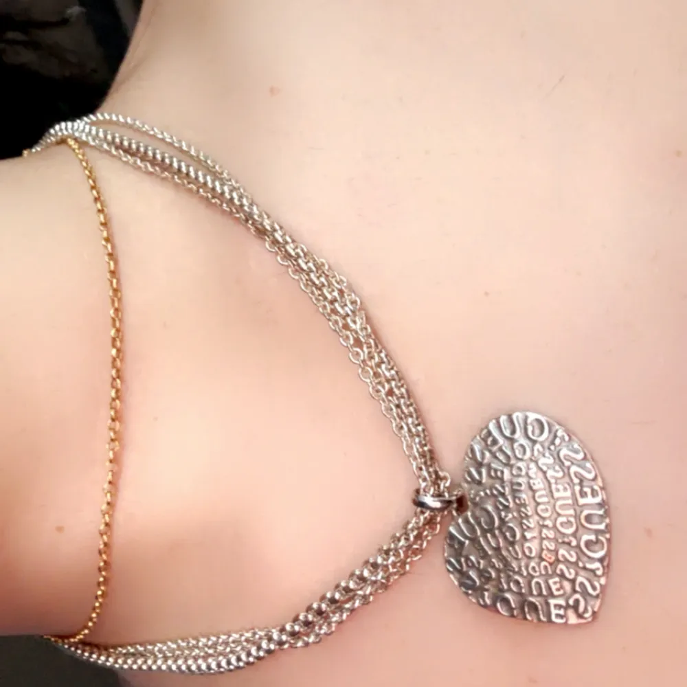Snyggt silverfärgat halsband från Guess med en unik hjärtformad berlock. Halsbandets nypris är 1200kr säljer därav billigt pga inte min stil . Asusteet.