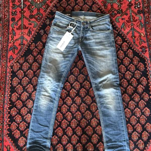 Blå skinny jeans från Dondup - Snygga blå skinny jeans från Dondup med en modern tvättad look. De har en klassisk femficksdesign och en bekväm passform. Perfekta för en stilren vardagslook.