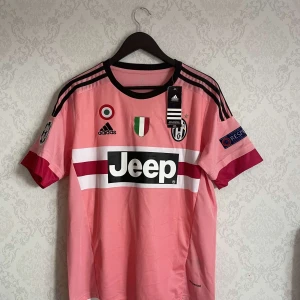 Juventus Pogba 15/16 - Juventus Pogba 15/16 tröja. Helt ny med prislapp kvar. Storlek M.