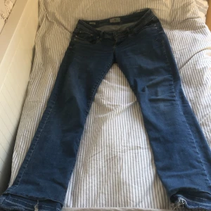 LTB jeans  - OBS!! KAN ÄVEN TÄNKA MIG ATT BYTA FÖR MINDRE STORLEK!! Säljer mina jättefina Ltb jeans då de är alldeles för stora❣️ Dragkedjan fungerar inte men det är inget som påverkar så mycket  (sista bilden) och tjejen som jag köpte jeansen av den innan skrev att hon har sprättat upp jeansen där nere (se bild 3) men som sagt, inget som påverkar utan det är bara snyggt. Sen i midjan så är det ett litet hål. köpte jeansen av den gamla ägaren för typ kanske 300 men säljer för 200 men pris kan diskuteras❣️❣️