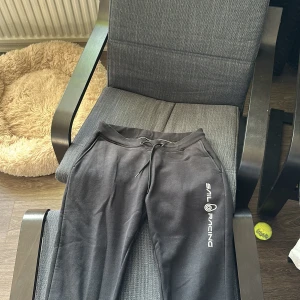 Sail racing byxor svarta  - Ett par sköna mjukisbyxor, bra skick. Använda ett par gånger men säljer dem då de ej kommer till användning😊