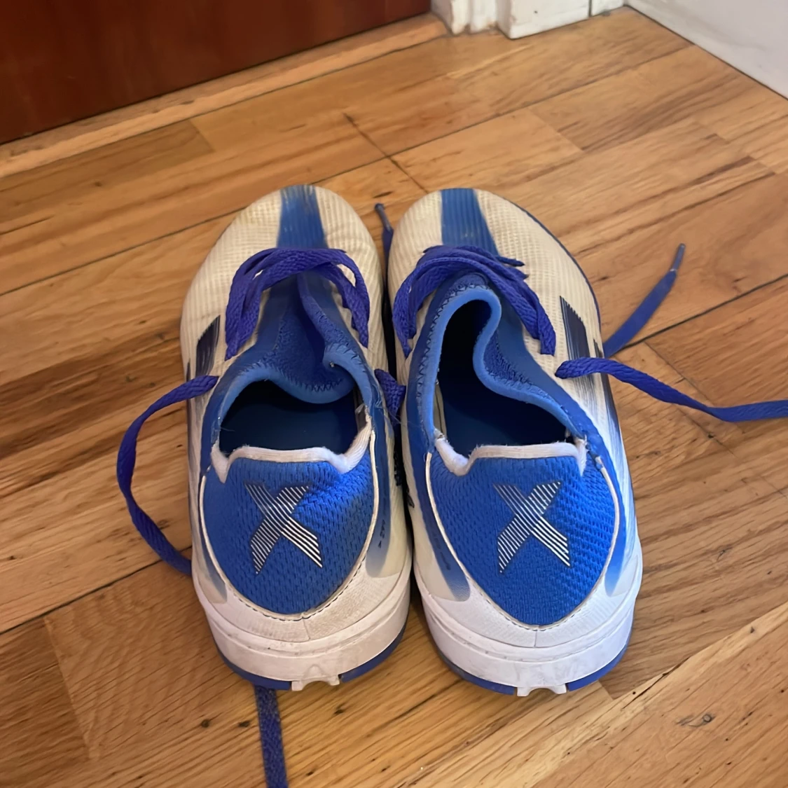 Blå och vita fotbollsskor från Adidas - 1