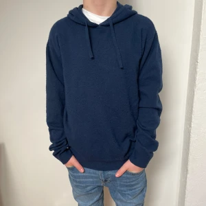 Marinblå merinoull hoodie  - Tja! Säljer nu den här snygga och varma merinoull hoodien, Strolek Xs, Färg marinblå, skick 9/10, Nypris cirka 1200kr nu endast för 599kr! Hör av er vid minsta lilla fråga eller fundering! Modellen på bilderna är cirka 165cm lång! 