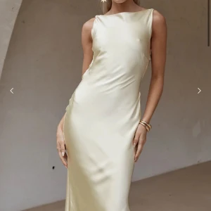 gul satin balklänning 💛💛 - Nyskick med etiketten på! Jätte fin gul långklänning i satin med öppen rygg och knytning!! Perfekt som balklänning eller bröllop🥰🥰säljer pga att jag hittade en annan klänning jag ville ha! 