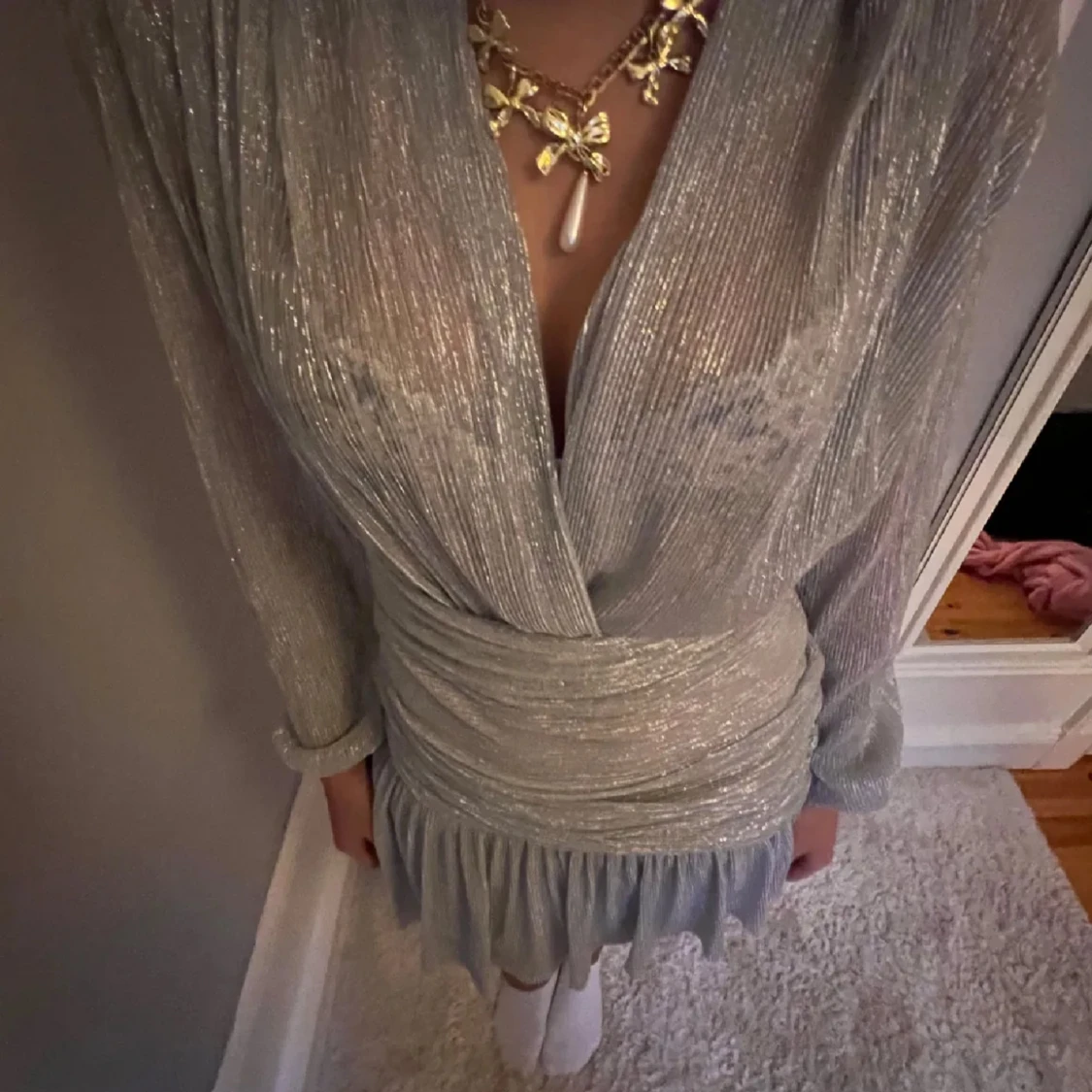 Glittrig silverklänning med omlott och lång ärm - 2