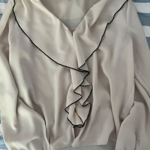 Söt blus  - Fin och bekväm blus med volang💞