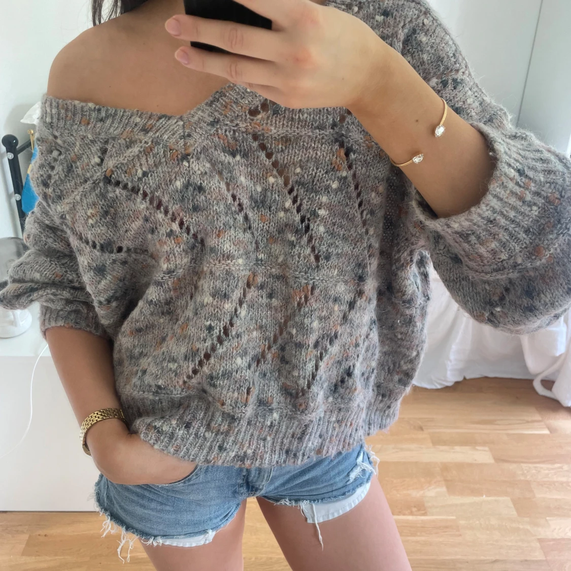 Grå stickad tröja med hålmönster - 1