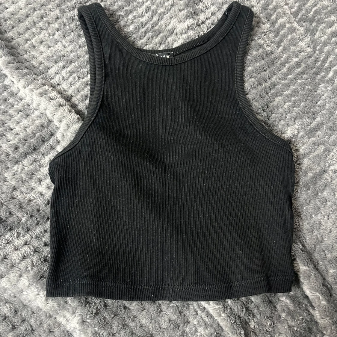 Svart ribbad linnetopp