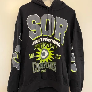 Hoodie  - Storlek: M Märke: Weekday Skick: Använd en del men bra skick Vid köp av mer än en grej får du paketpris eller köp 3 betala för 2 💖🤝🏽