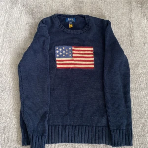 Ralph Lauren Tröja - Säljer en Stickad Ralph Lauren Flagg tröja i nyskick! Storlek ”XL” vilket motsvarar storlek ”S” i vuxen storlek! Inga defekter!🙌Hör av dig vid frågor eller funderingar. 
