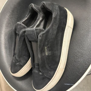 Axel Arigato sneakers  - De är väl använda som man kan se på bilderna man går att fräscha upp om man skulle vilja det. Har låda och kvitto ifall de önskas. Nypris 2565