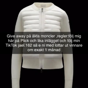 Vit quiltad jacka från Moncler - Ni står dock för frakten  men jackan får ni gratis det kommer även med äktighetsbevks och  detta är som ett plåster för att jag har varit dålig på att svara ❤️