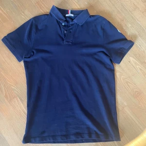 Moncler pike - En Moncler pike i bra skick överlag, se bilder och avgör. Storlek M, avklippta tags inuti. 