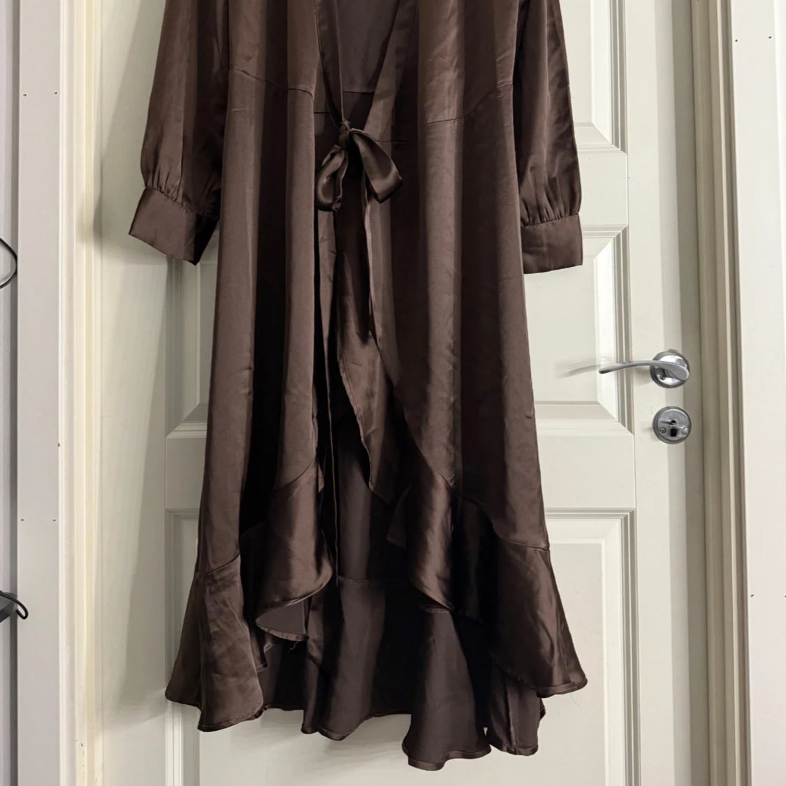 Brun omlottklänning med volang - 1