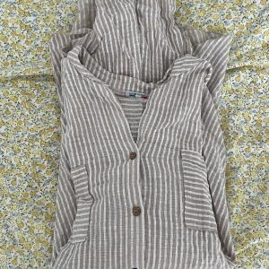 Beige och vit randig klänning  - Strandklänning beige/vit, passar en M 