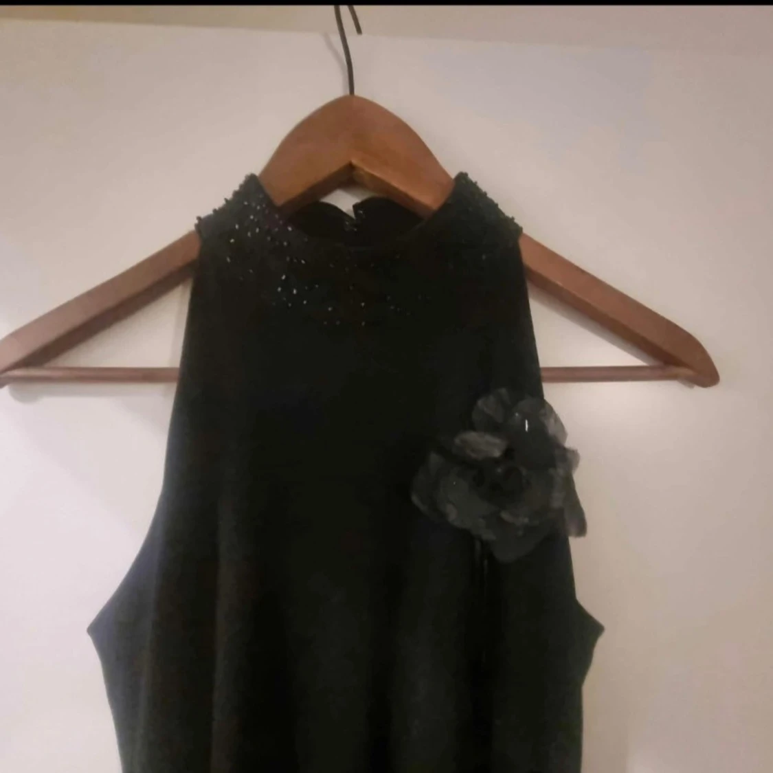 Svart långklänning med blomdetalj och slits - 2