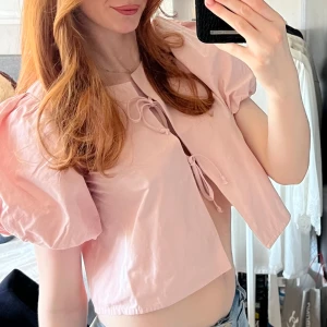 Ljusrosa blus med puffärmar - Säljer denna super söta ljusrosa blus med  puffiga ärmar. Endast använd 2 gånger så i nyskick. HELT SLUTSÅLD.