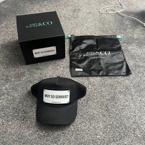 Ny Keps Från John Hatter & Co - Säljer min oanvända John Hatter & Co keps köpt på United Fashion i Göteborg för 1050kr. Kepsen har en metall platta med texten ”Why so serious?”. Kepsen passar perfekt till allt som uppklätt och lite mer chill. Kepsen går att justera storleks mässigt.