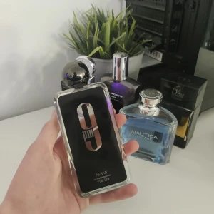 Afnan 9PM Eau de Parfum - Afnan 9PM är en herrparfym med modern design. Flaskan är rektangulär i genomskinligt glas med svart etikett och stor rund svart kork. Doften är intensiv och passar dig som gillar eleganta och kraftfulla parfymer.