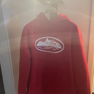 Röd hoodie corteiz  - Säljer en snygg corteiz tröja den är i bra skick det är bara skriva om fler bilder. 