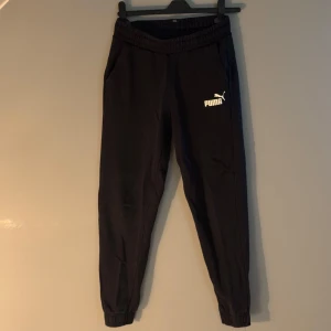 Puma mjukisbyxor - Säljer ett par svarta mjukis från Puma i barnstorlek XL. Passar som XS i vixenstorlek.