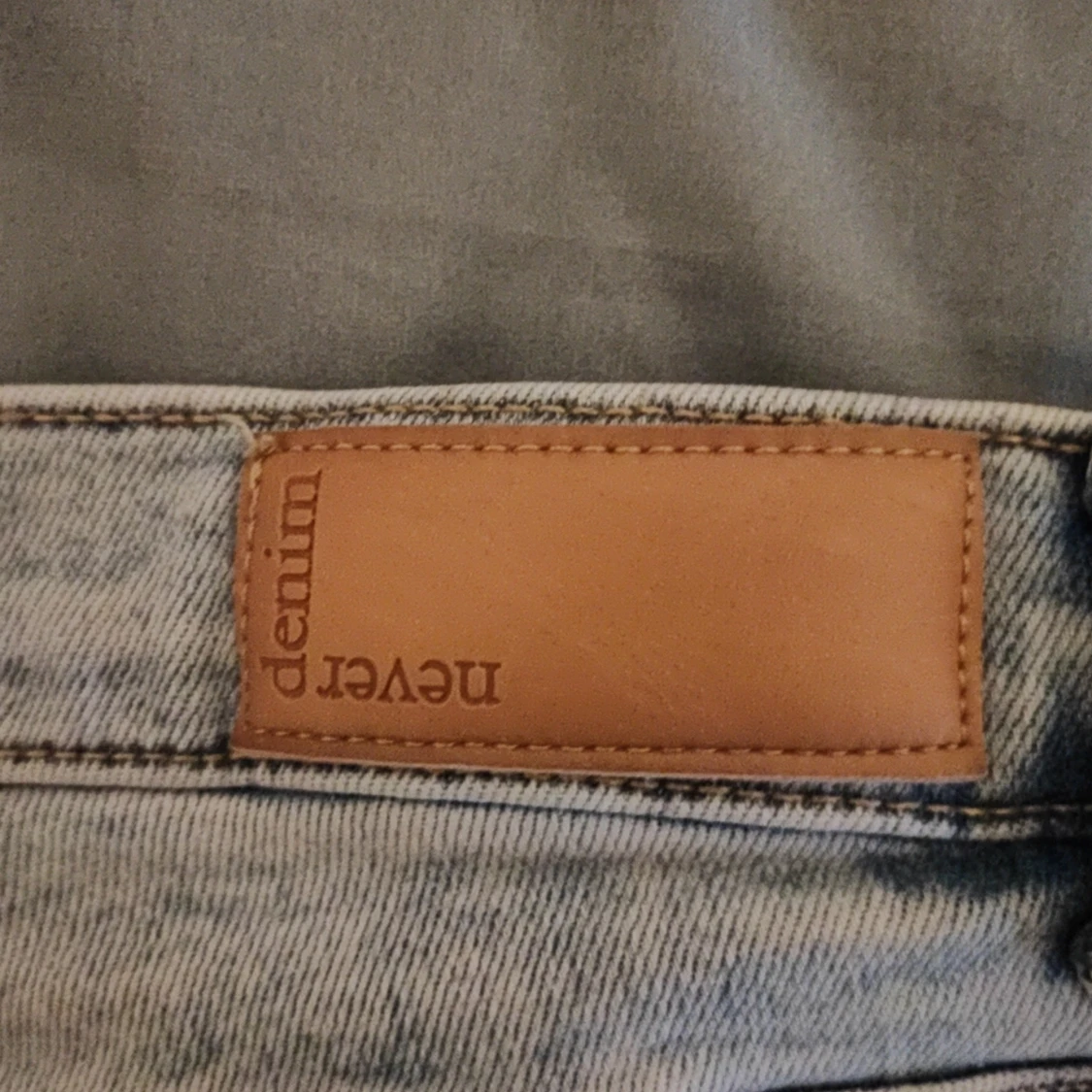 Ljusblå low flare jeans från Never Denim - 3