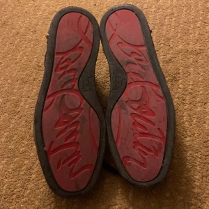 Christian Louboutin skor - Säljer dessa svarta loubs med silvriga nitar, två nitar saknas på vänsterskon, en fram och en bak och undersulan är lite smutsig men annars fint skick, nitarna går att ersätta. Skriv om du har några frågor