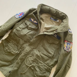 Ralph Lauren fieldjacket - Hej säljer min gröna fieldjacka från ralph Lauren den är i nyskick och ny pris ligger på runt 5500kr .  Jackan är i strl m och den kommer passa perfekt nu till våren! Skriv vid bilder eller frågor, vid snabbaffär=bättre pris