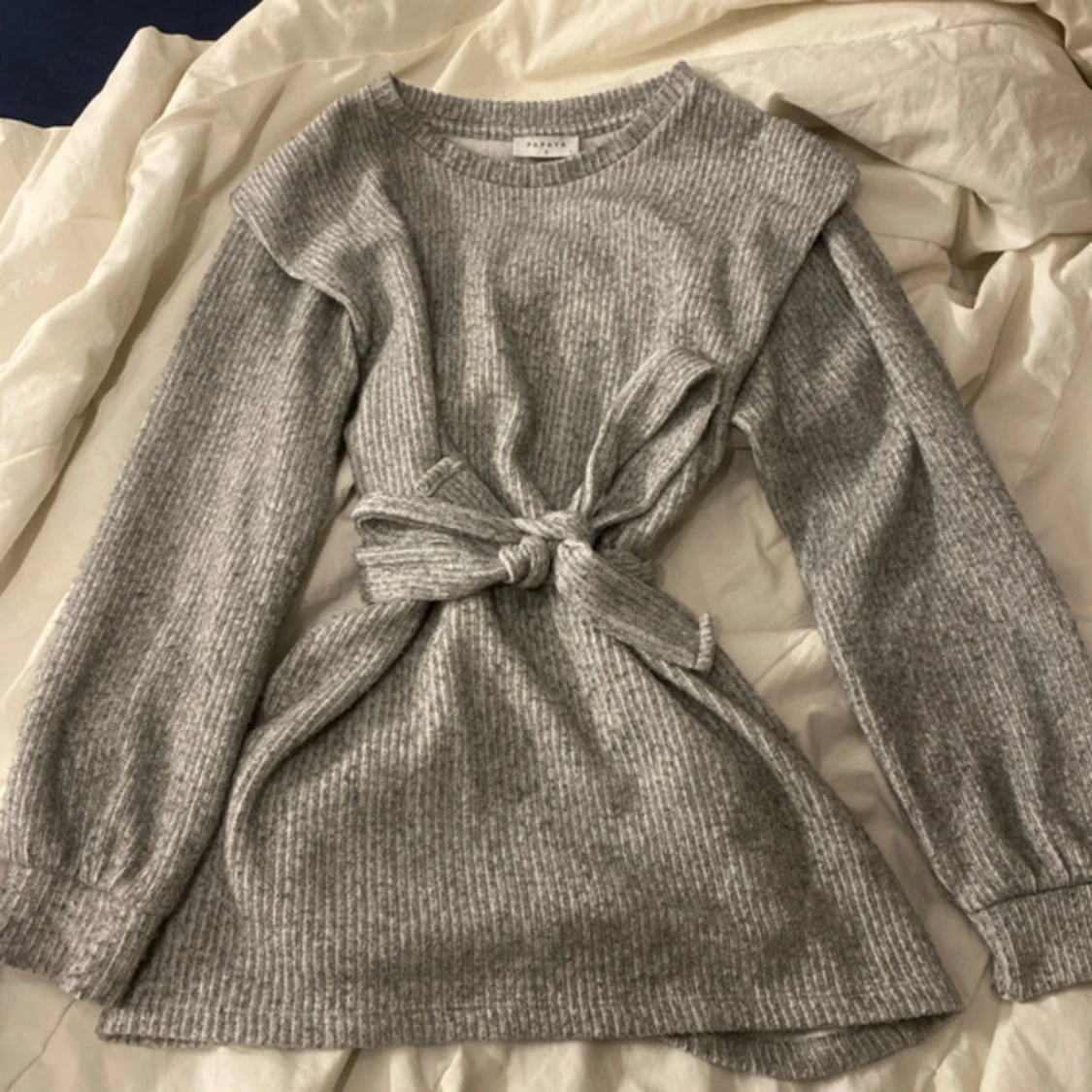 Grå ribbad stickad tröja med knyt från Papaya