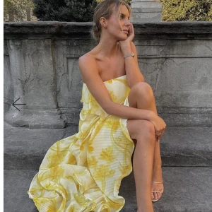 Lojsan X NAKD Gul volang klänning  - Säljer Lojsan X NAKD super fina slutsålda klänning i storlek 38. Aldrig använd, prislapp finns kvar!💕 nypris 1099kr, pris kan eventuellt diskuteras