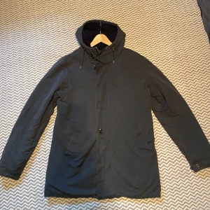 Jacka från Scotch & Soda - En fin suede jacka från Scotch & Soda                           Knappt använd / bra skick                                        Jätte komfortabel ullig insida                                           Kontakta vid minsta fråga🤏🏻
