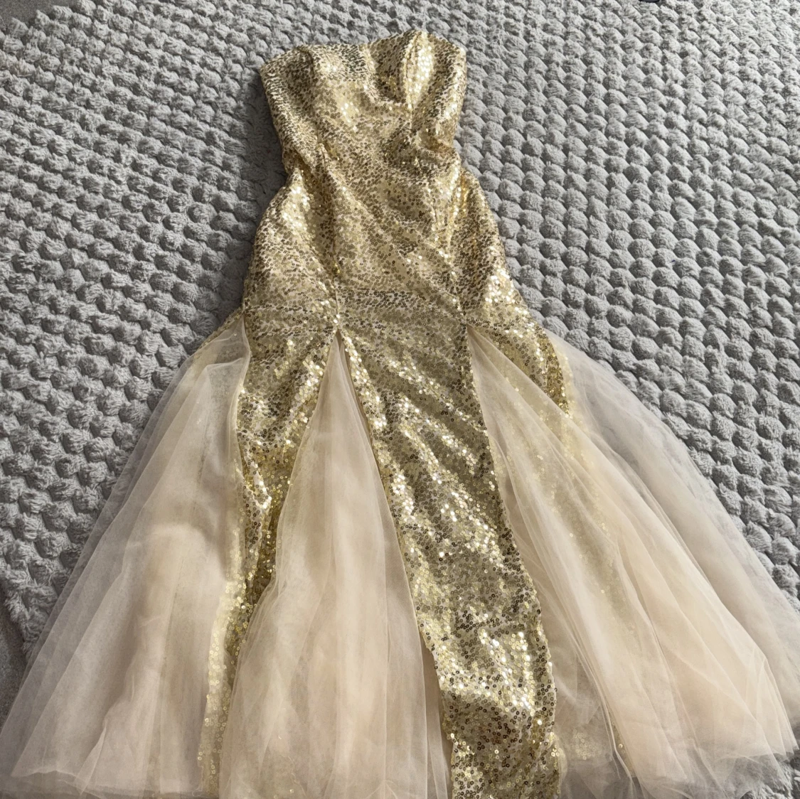 Champagnefärgad bal/fest paljettklänning med tyll