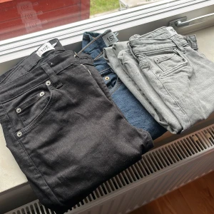 Tre par jeans från lager 157  - Jag säljer dessa tre par jeans från lager 157 för 75kr styck eller i paketpris för 150kr storlek 28/32 sitter slim i passform 