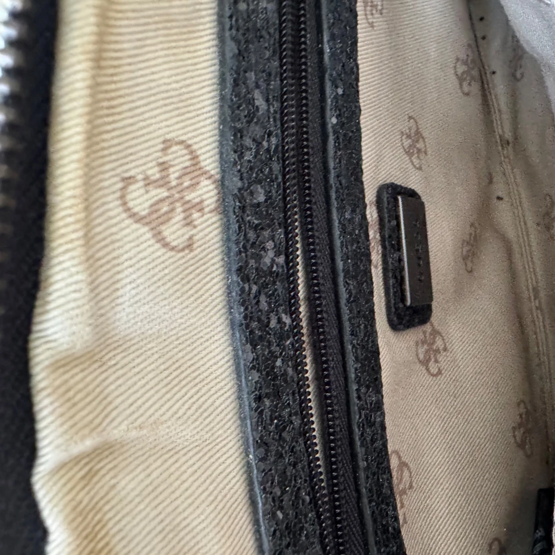 Svart glittrig axelväska från Guess - 3