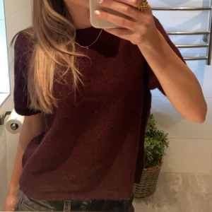 Vinröd stickad kortärmad tröja - Säljer en vinröd stickad tröja med korta ärmar. Använd några få gånger men har vi inga tecken på användning☺️💓💓
