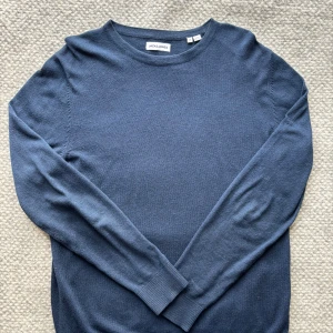 Mörkblå stickad tröja från Jack & Jones - Tja! Säljer en mörkblå stickad tröja från Jack & Jones, otrolig skön och enkel tröja som passar till i stort sätt allt! Storleken är M!