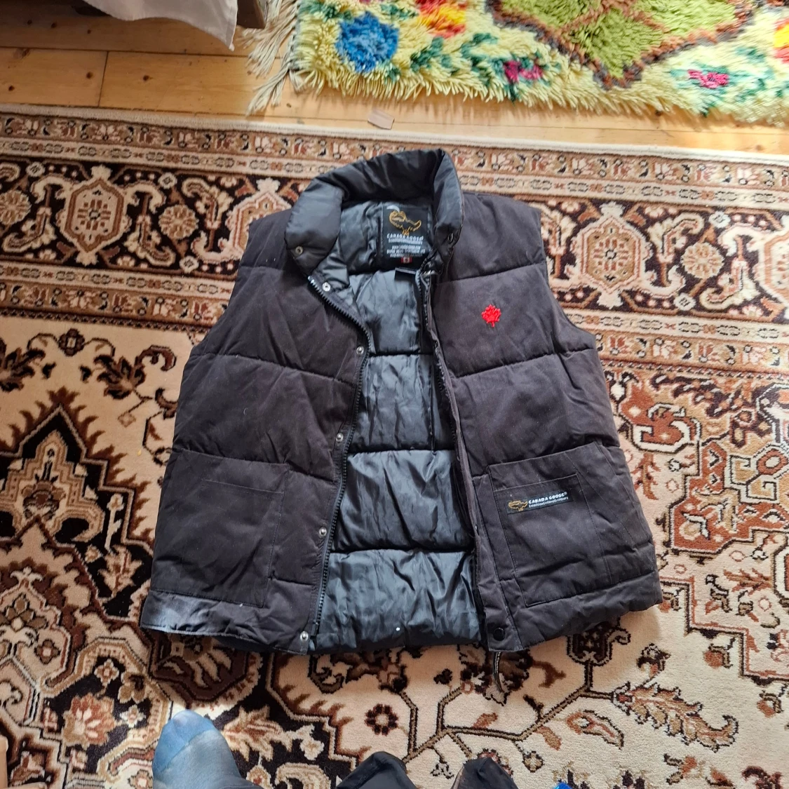 Svart dunväst med röd broderad detalj - 3