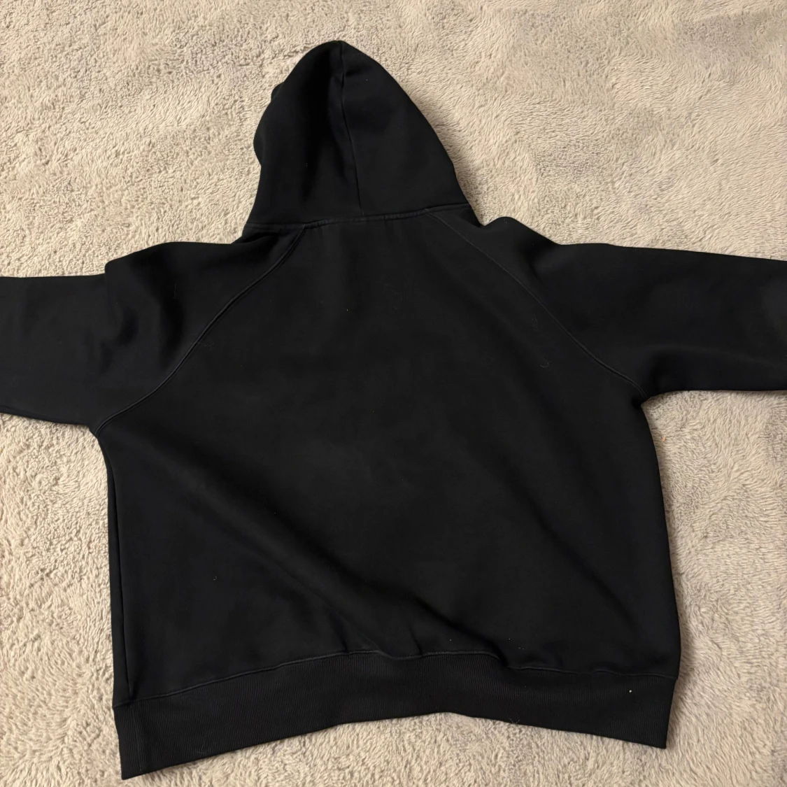 Svart hoodie från Essentials - 2