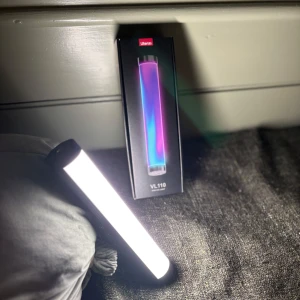 RGB LED-ljusrör Ulanzi VL110 - Säljer ett RGB LED-ljusrör från Ulanzi, modell VL110. -Laddningsbar -360 olika färger färg 🎨 - ställbar färgtemperatur 2500-9000k - stativ 1/4 gänga.                       Fråga om du funderar över något!😄