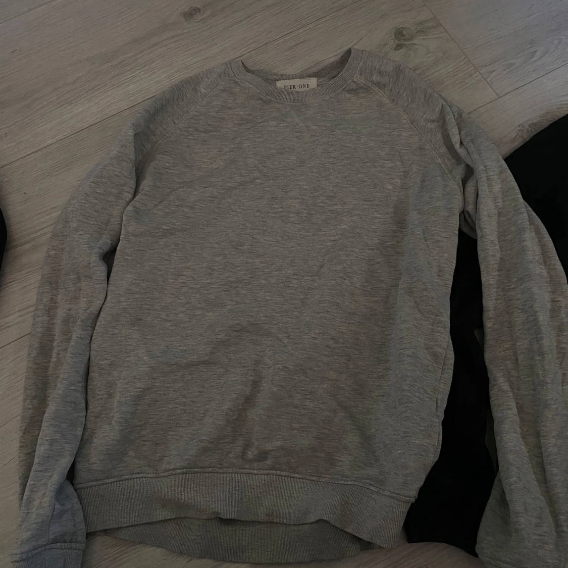 Grå och svart sweatshirt från peir one  - 1