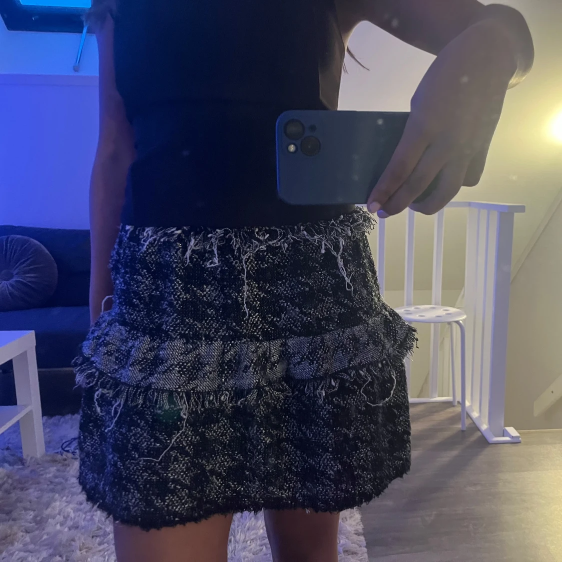 Svart och grå rutig kjol med volang