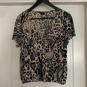 Gina Tricot, strl M - En mönstrad omlott-blus från Gina Tricot i storlek medium. Fint skick, sparsamt använd. Levereras nytvättad. Postar samma dag som betalning gjorts! Om du frågor får du gärna höra av dig. Mvh