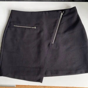 Kjol, H&M  - Svart kjol från H&M, divided storlek 36. Sparsamt använd, fint skick, ej blekt eller luddig. 